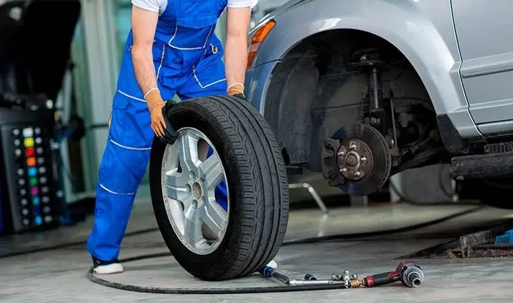 Cómo evitar resbalones en el área del taller de automóviles