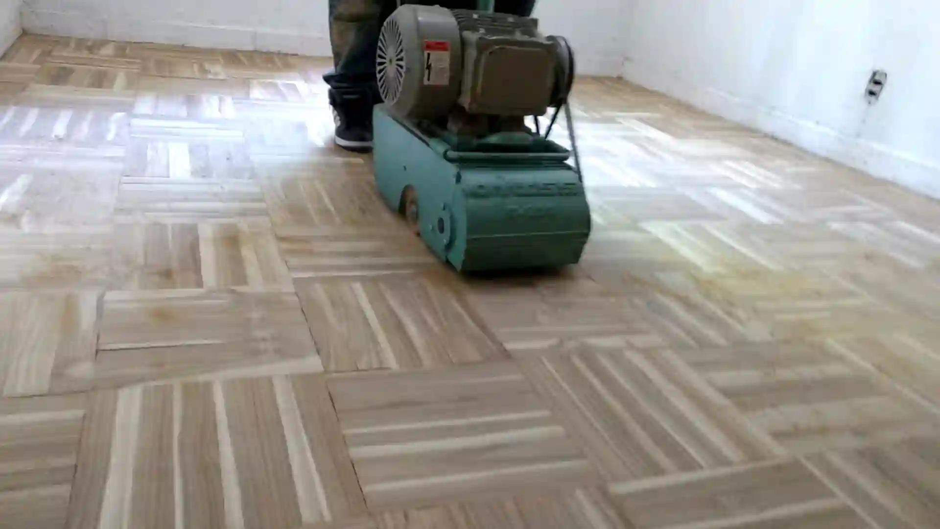 Mantenimiento de Pisos de Parquet 3 limpieza de pisos de parquet con maquina
